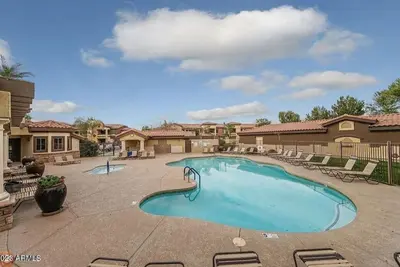 Image de Beautiful condo in Gated community with 2 pools, club house and work out room!