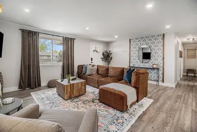 Image de 6-bedroom Retreat - Game + Movie Room - Fire Pit - 15 min to Denver + Boulder