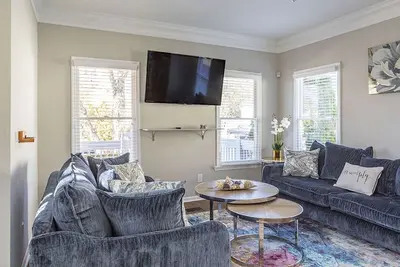 Mins to 2 Mercedesbenz- 2 Master Bdrms-1 on main