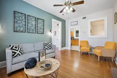 Image de Steps from Downtown~King Bed~Upstairs~Cozy Stay