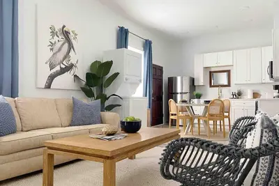 Image de Stylish 1900s Renovated Apt Near Forsyth Sleeps 4