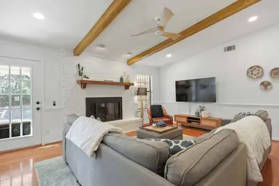 Image de Large Family-Friendly Home + Spa Near Beach & City