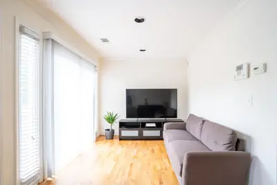 Image de Buckhead private 2-story townhouse with dedicated parking. Fantastic location!