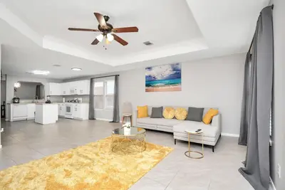 Image de Sleeps 12 - Spacious 4 bedroom in Central Katy W/ Backyard