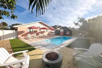 Image de Luxury Pool House 3 Blocks from the Beach, Saltwater Pool, Outdoor Oasis, firepit, sunlounge's, mini putt and close to all the area has to offer.