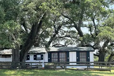 Image de Amazing Secluded cottage under huge trees, on a working Ranch.
