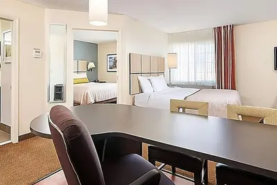 Image de Best Value, Quality Stay! Two Modern Suites with Full Kitchens, Pets are Allowed