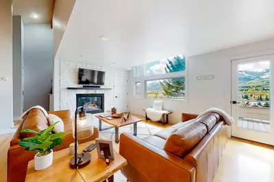 Image de Townhome with stunning mountain views, fireplace, deck, enclosed patio, & W/D