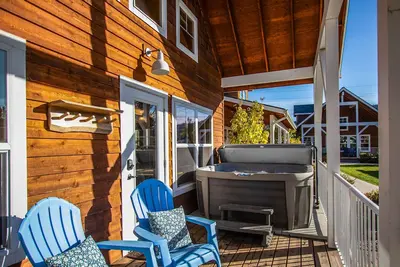 Image de Sunlit, dog-friendly home with hot tub, gas fireplace, & washer/dryer