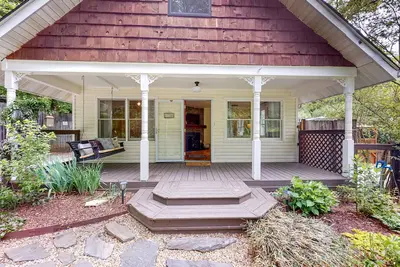 Image de Dog-friendly farmhouse with enclosed yard, covered porch, & mountain view