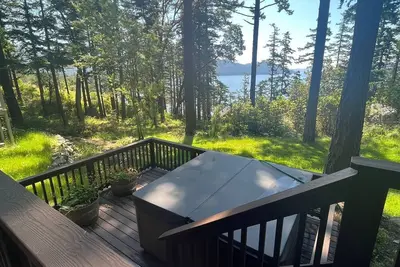 Image de New design, luxury home, views from the hottub, Close to town, come relax!