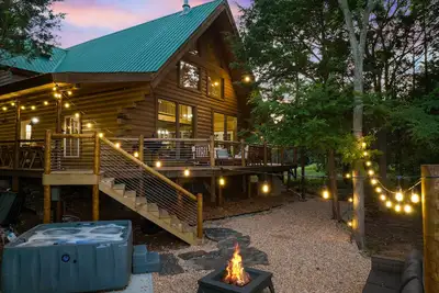 Image de Real Log Cabin | Sleeps 32 | Forest Views/360 Deck + Games & Hot Tub
