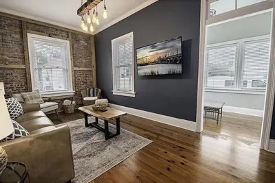 Image de 172 Cordova Street Unit 11 - exposed brick, trendy and walkable flat downtown