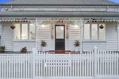 Image de Victorian Coastal - Contemporary retreat located close to the golf club, town centre and beach.