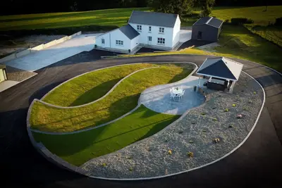 Image de Beautiful farm house with luxury hot tub