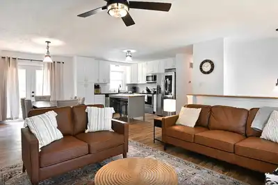 Image de Bi-Level Home for Eight! Close to Ark