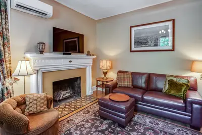 Image de First Floor Lovely One Bedroom in 1910 Tudor Home