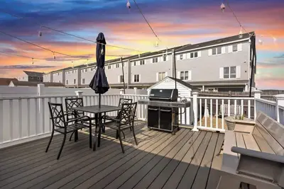 Harris Ave Hideaway Private Deck Near Marina