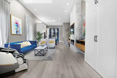 Image de Elegant Safe Haven W/ Home Theatre, Arcades, Msg Chair, Bckyrd, Skylight near 401