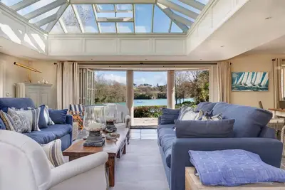 Image de Vine House - a sublime waterfront home