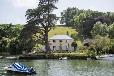 Image de Tacket Wood House - a large and luxurious waterside home in the most picturesque setting