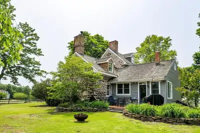 Image de Lake front historic farmhouse on 5 acres, fenced and pet friendly!