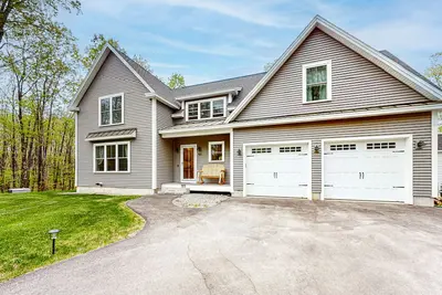 Image de New, dog-friendly, custom-built home on 30 acres with firepit - near beaches