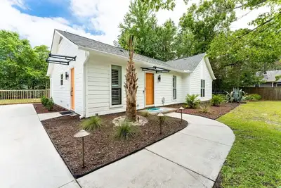 Urban Sophistication, Tropical Vibes, Hot Tub, Close to Beach! Clean!
