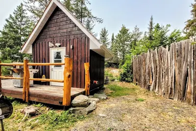 Image de Site 03 Hunter Glamping Bunkie on Small Urban Farm