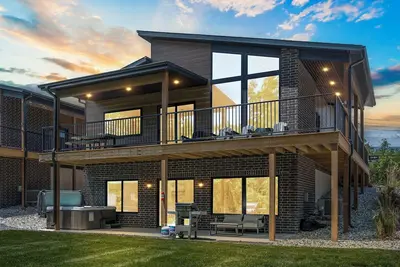 Image de Lake Front, Kayaks, Private Hot Tub, Firepit!