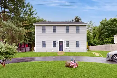 Image de Charming home with a grill, firepit, jetted tub, Ac, & washer/dryer