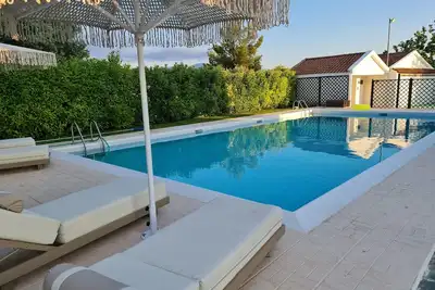 Image de Romantic traditional Villa with huge garden, swimming pool, basketball court etc