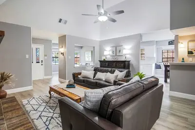 Image de Carrollton Retreat – Pet-Friendly, Sleeps 8!