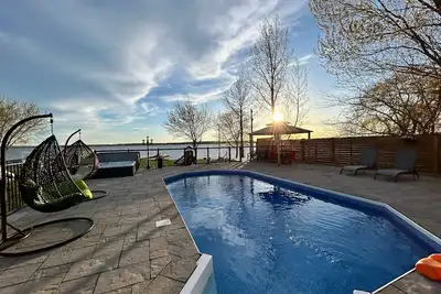 Image de (Monthly Rental only)Lakeside Retreat w/Swimming Pool & Hot Tub
