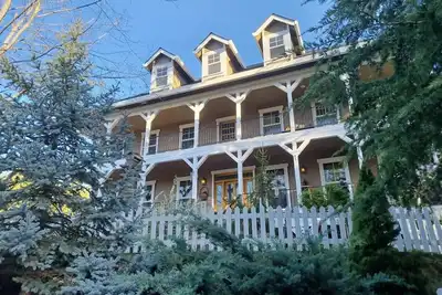 Image de The Hopetoun House: A Colonial-style Country Retreat in Foresthill, Ca