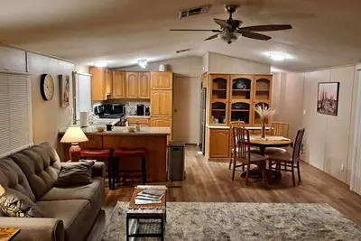 Image de This Desert Oasis in the foothills of the Saguaro National Forest Awaits!