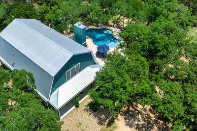Image de The Broken Tree Ranch: Barnhouse in the Woods with Pool & Rv hook-up