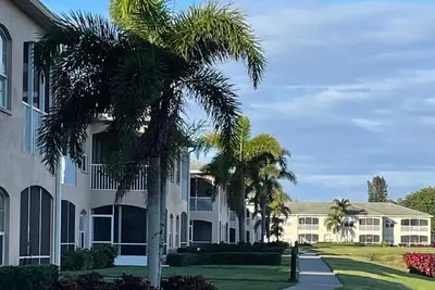 Image de Gorgeous Hidden Lake at Manatee Condo just minutes From Gulf Coast Beaches!