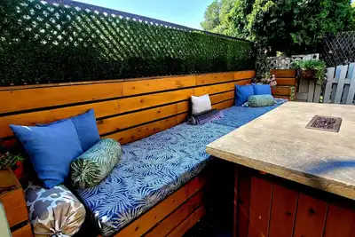 Sizzling summer retreat minutes from wine tasting and the beach!