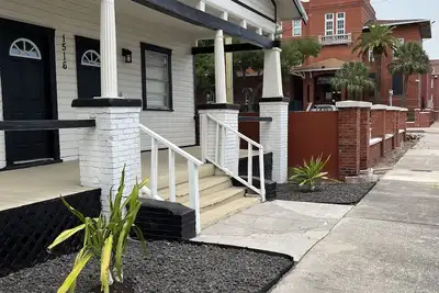 Image de 🌴🏖️ Charming Historic Ybor Bungalow 2-bedroom apartment