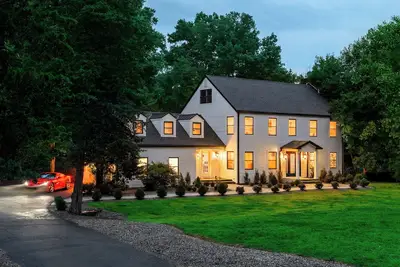 Image de Estate 5br 3. 5Bath with Igloo, Game Rm, Fire Pit sleeps 16- 5min Princeton dwtn