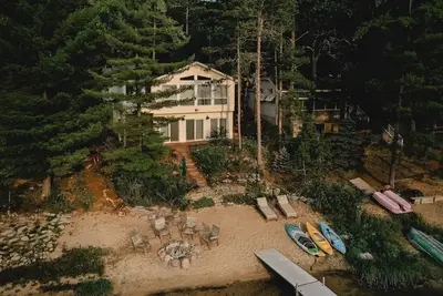 Image de Parker Lake House with Outdoor Hot Tub with Lake View