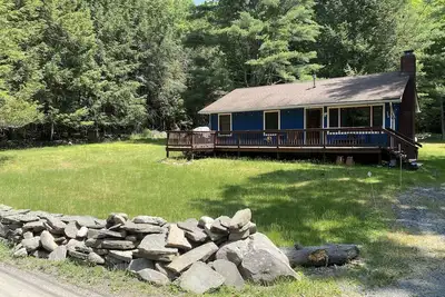 Private cottage getaway on a beautiful creek.