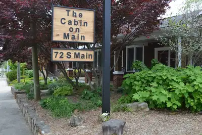 Image de The Cabin on Main. Fully furnished home on Main St in downtown Jasper.