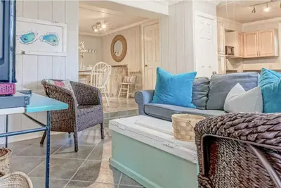 Image de Family friendly cottage--steps from Florida's Emerald Beach and **Seaside**