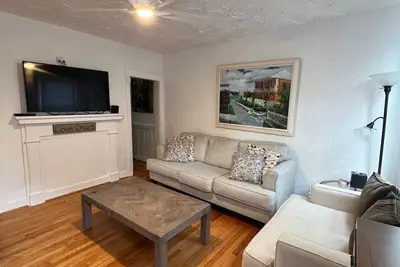 Image de Historic district home, View of the Capital, Walk Downtown, w/ Outdoor Dining!