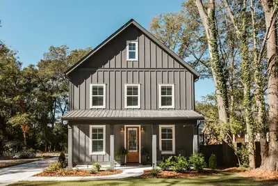 Image de Newly built home in Five Points — 1 mile to Uga