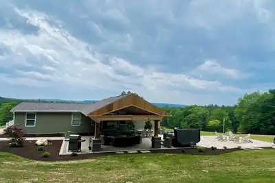 Image de Modern cabin with hot tub, 60 acres with elk views, at the top of Winslow Hill