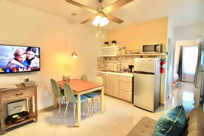 Image de 1. 7 Mid-century Puerto Rican Apt with Generator