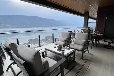 Image de Luxury waterfront, 2 bedroom, 2 bathroom, panoramic views condo